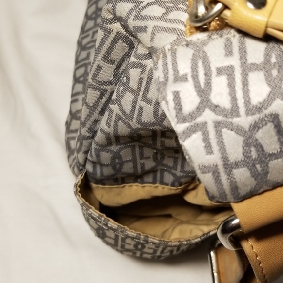 Cy GIANI BERNINI
crossbody bag
nuetral stylish bag - Picture 7 of 7